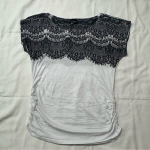 BKE Daytrip Elegant Lace Print Women's Top